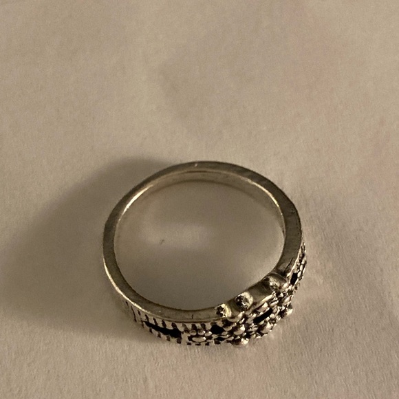 Size 4 silver Ring with intricate design - Picture 5 of 8